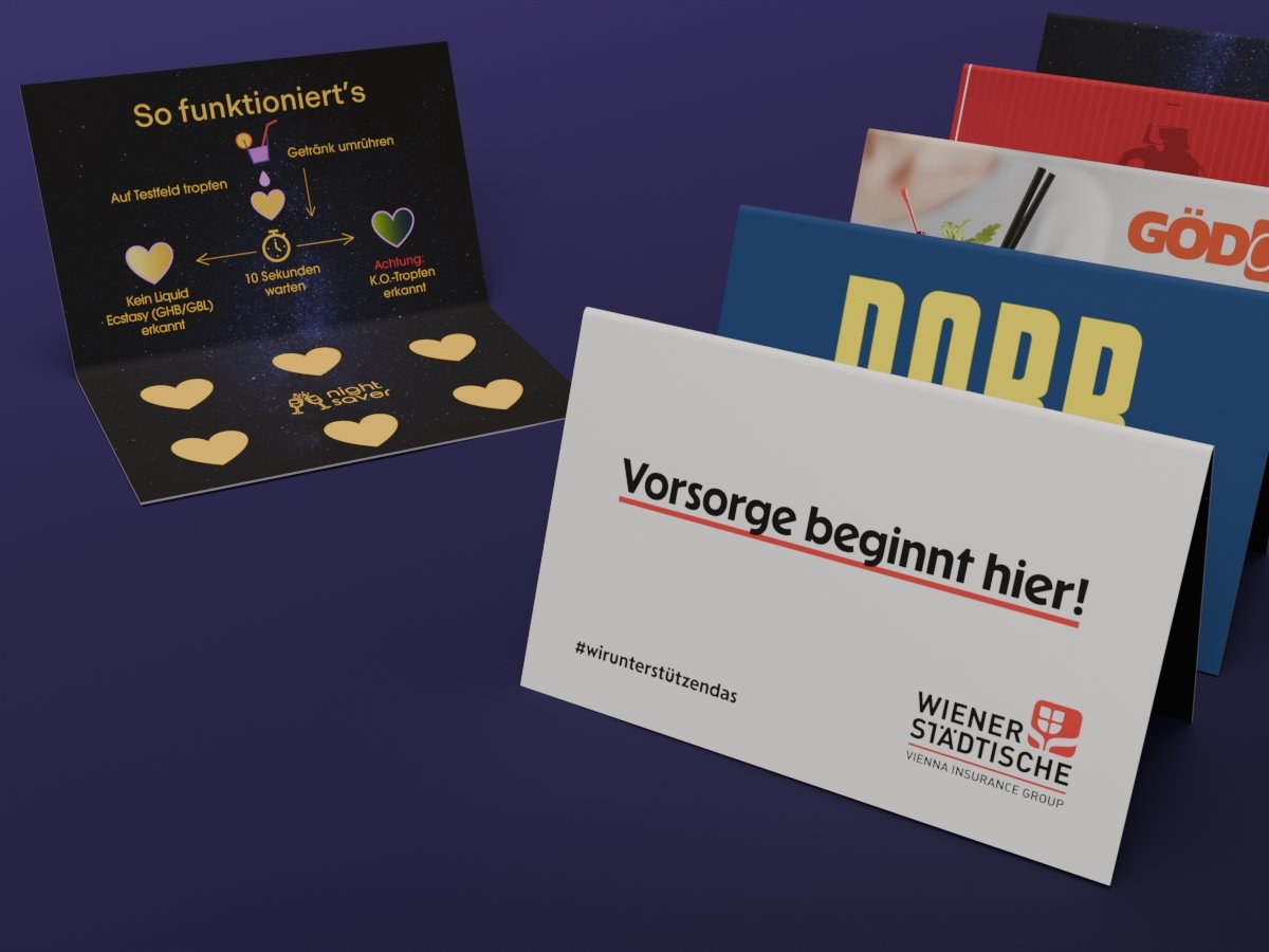 Fächerförmig angeordnete, individuell gebrandete Night Saver K.O.-Tropfen-Testkarten (PORR, Wiener Städtische, GÖD OÖ und Night Saver Original)